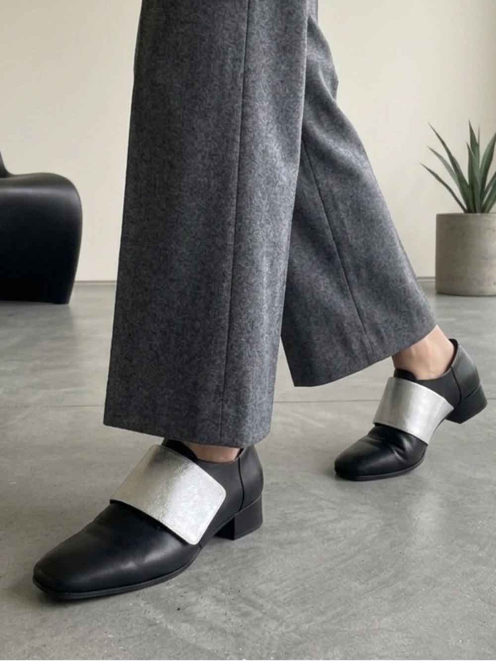 The EDIT by Carolyn Donnelly Black Leather Shoes w/ Silver Top Strap Size 41/ 10